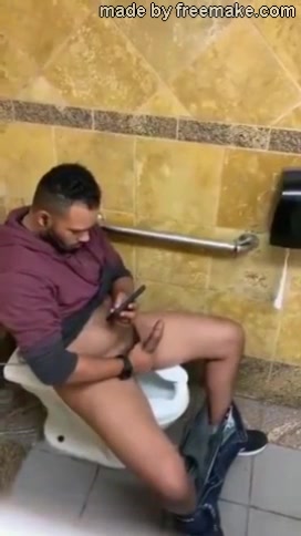 Spy jerk big cock in a public toilet - video 2