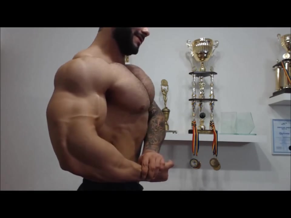 Gigant bodybuilder possing - video 4