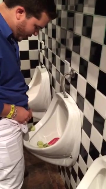 Borracho en Baño público