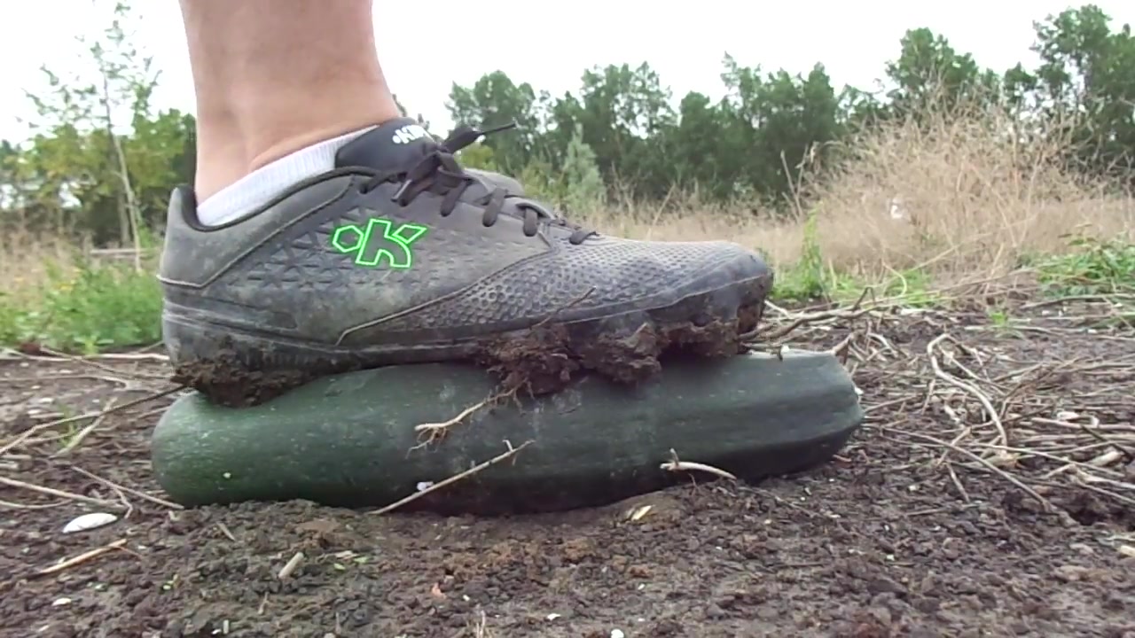 Kipsta Rugby boots with metal ... food stomp trampling courgette _ zucch