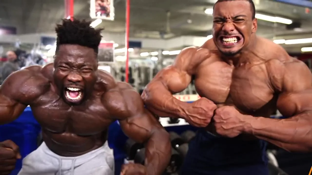 Larry Wheels flex his huge Muscles with his Buddy - ThisVid.com