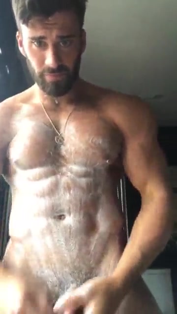 Musclé grand gars prendre une douche