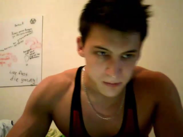 Muscle hunk shows off on cam