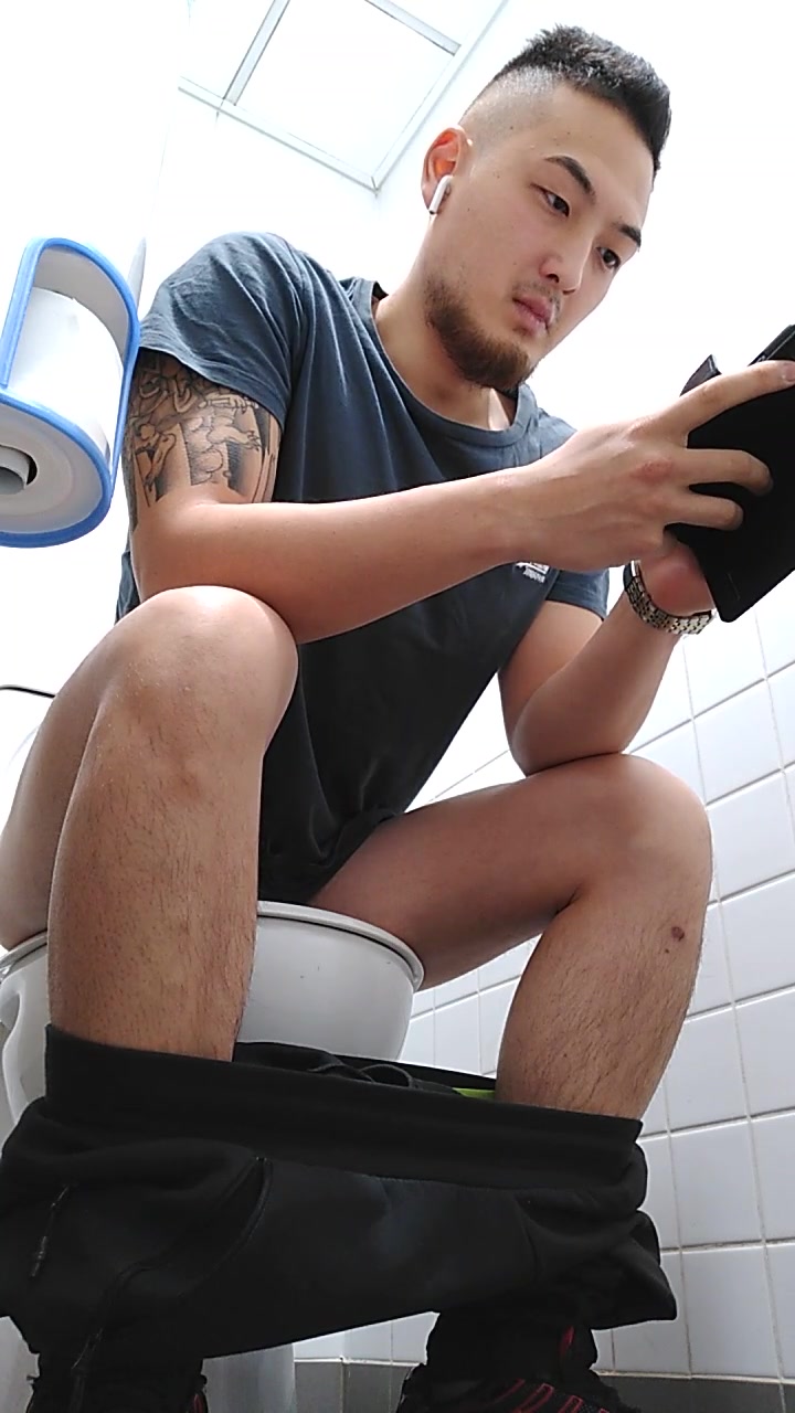 toilet bs 8- Hot Asian Guy Sit down piss