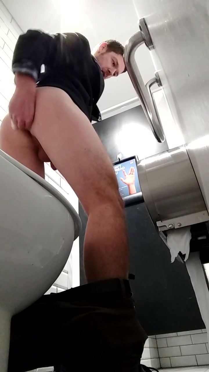 toilet bs 20B- Sexy bloke relieving poop