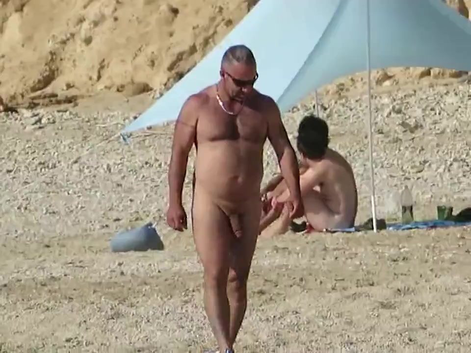 BIG NUDIST MEN ON THE BEACH