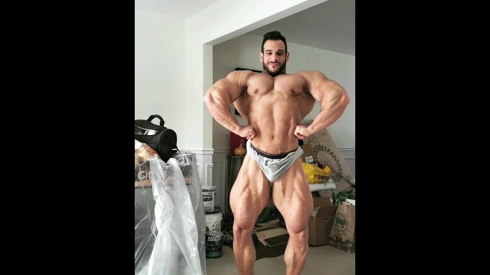 Arab Bodybuilder showing his big Muscles