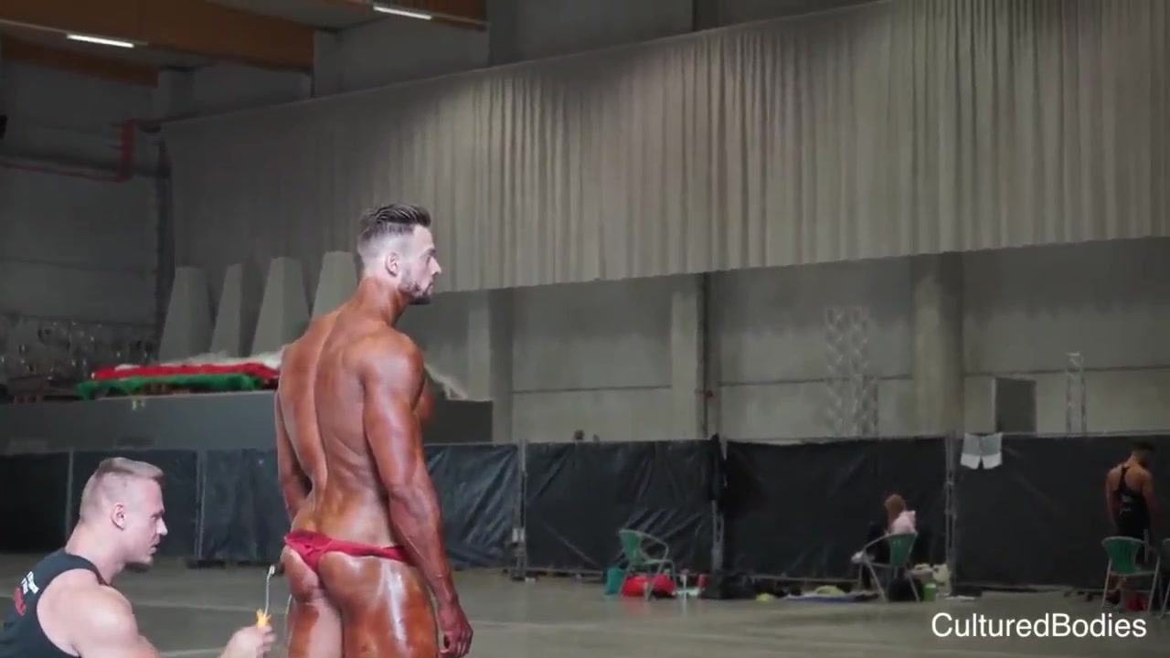 BACKSTAGE WITH THE BODYBUILDERS