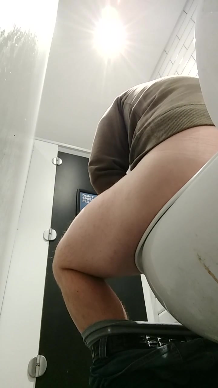 toilet br 30- Hunky guy pooping