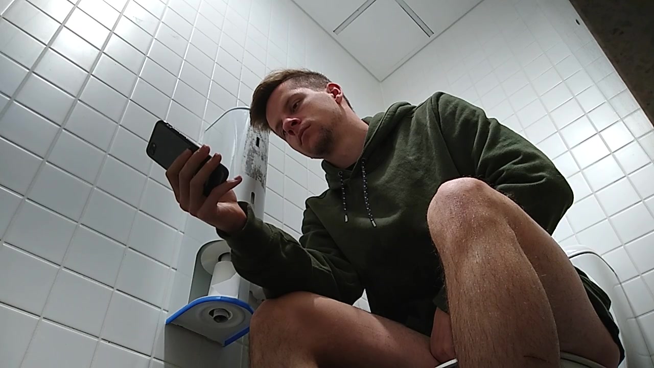 toilet hx 44- Jorts Guy Shitting