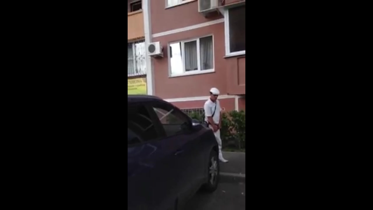 un mec pisse  dans la rue - video 4