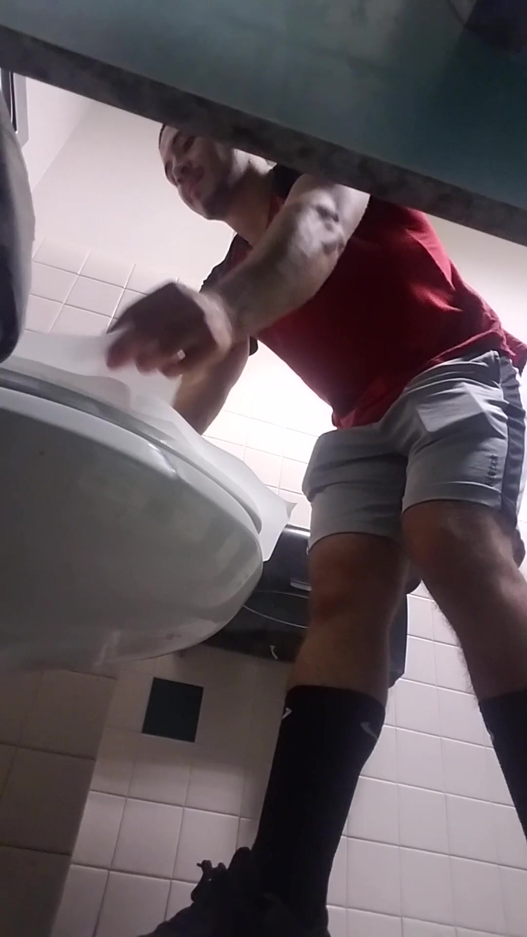 guy with perfect ass shitting - so fucking hot!