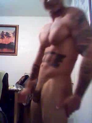 tatooed man show sick 002