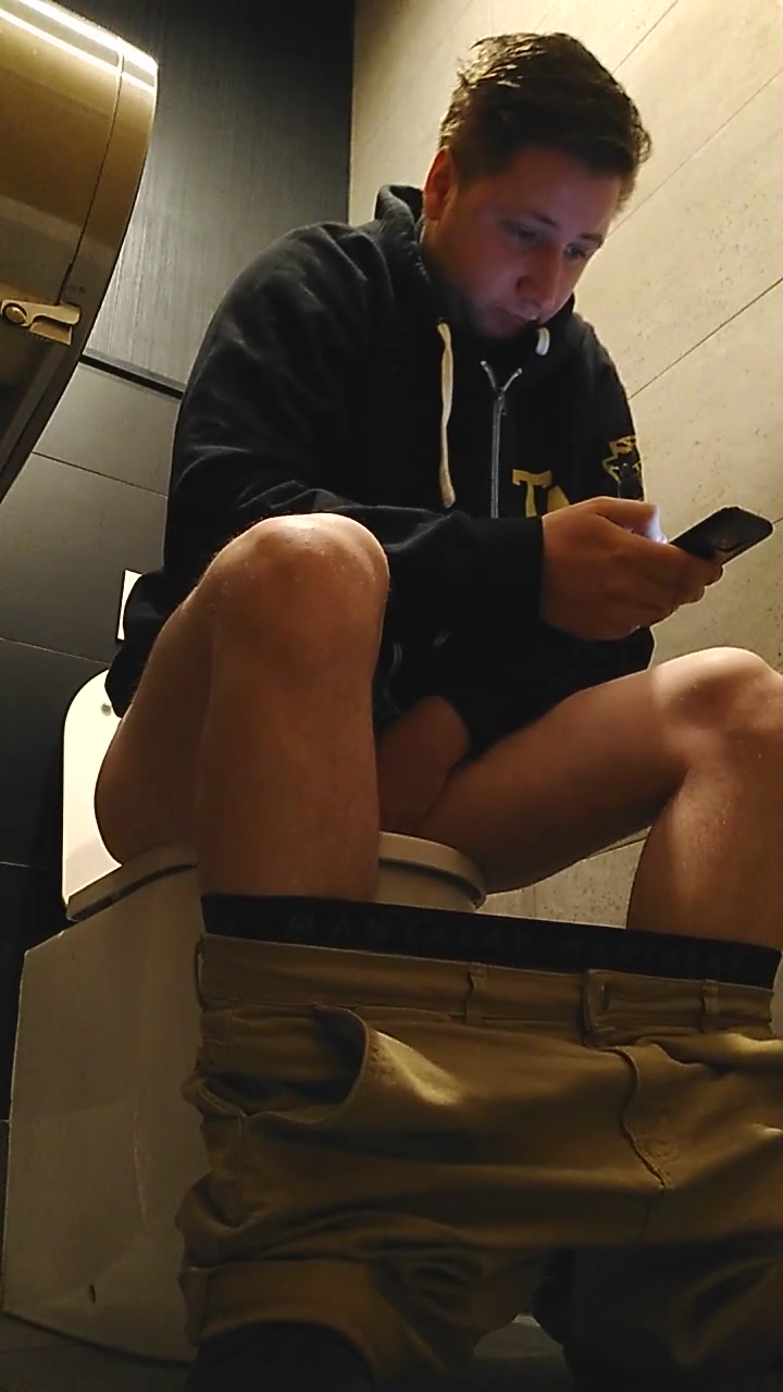 toilet bs 52F- Cute guy shitting