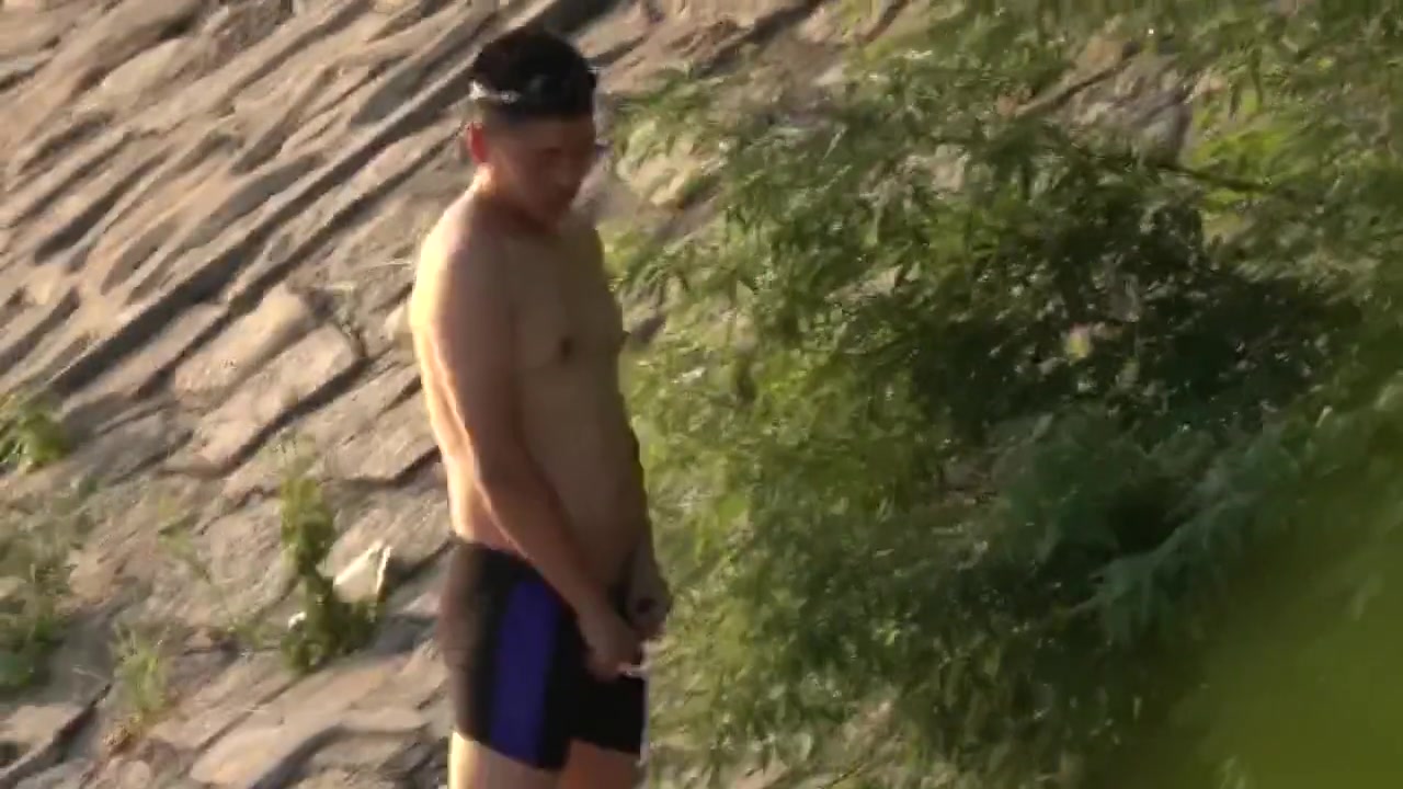 SPYING AT THE BEACH BOY PISSING 2