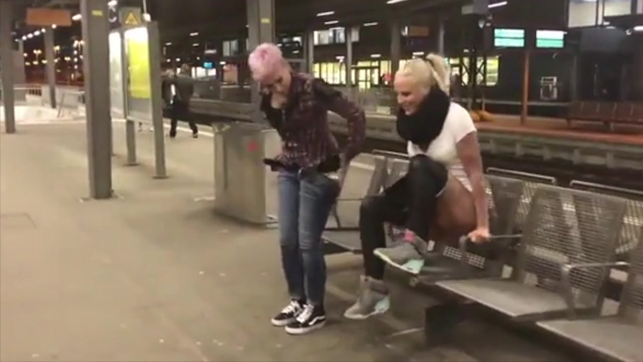 2 girl public pissing with a fart