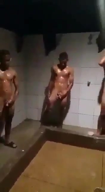 Milicos en la ducha