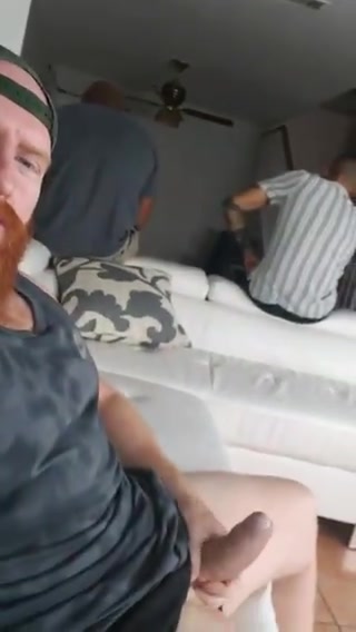 Batendo uma com os amigos do lado