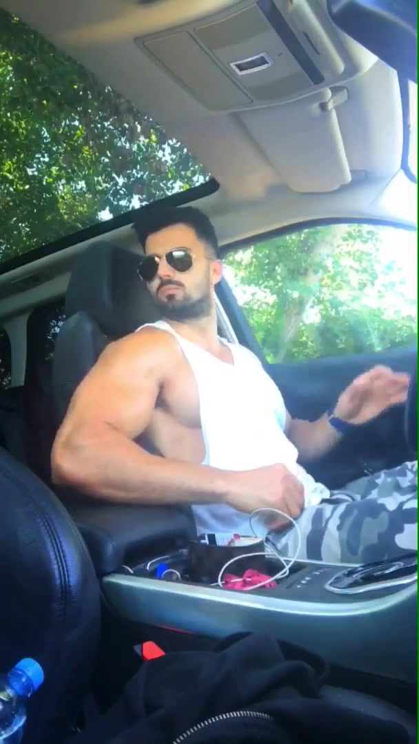 Stud jerks off in the car