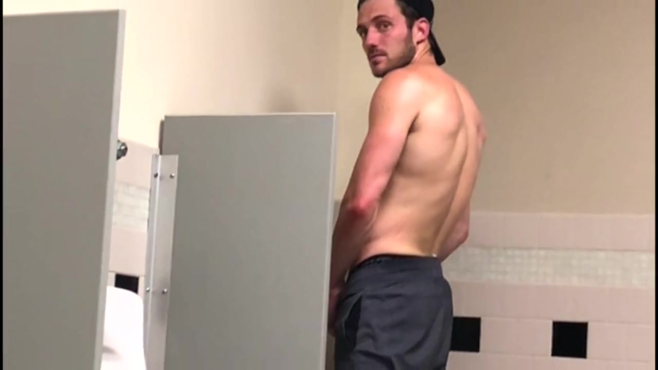 PERFECT BOY PISSING IN THE LOCKER