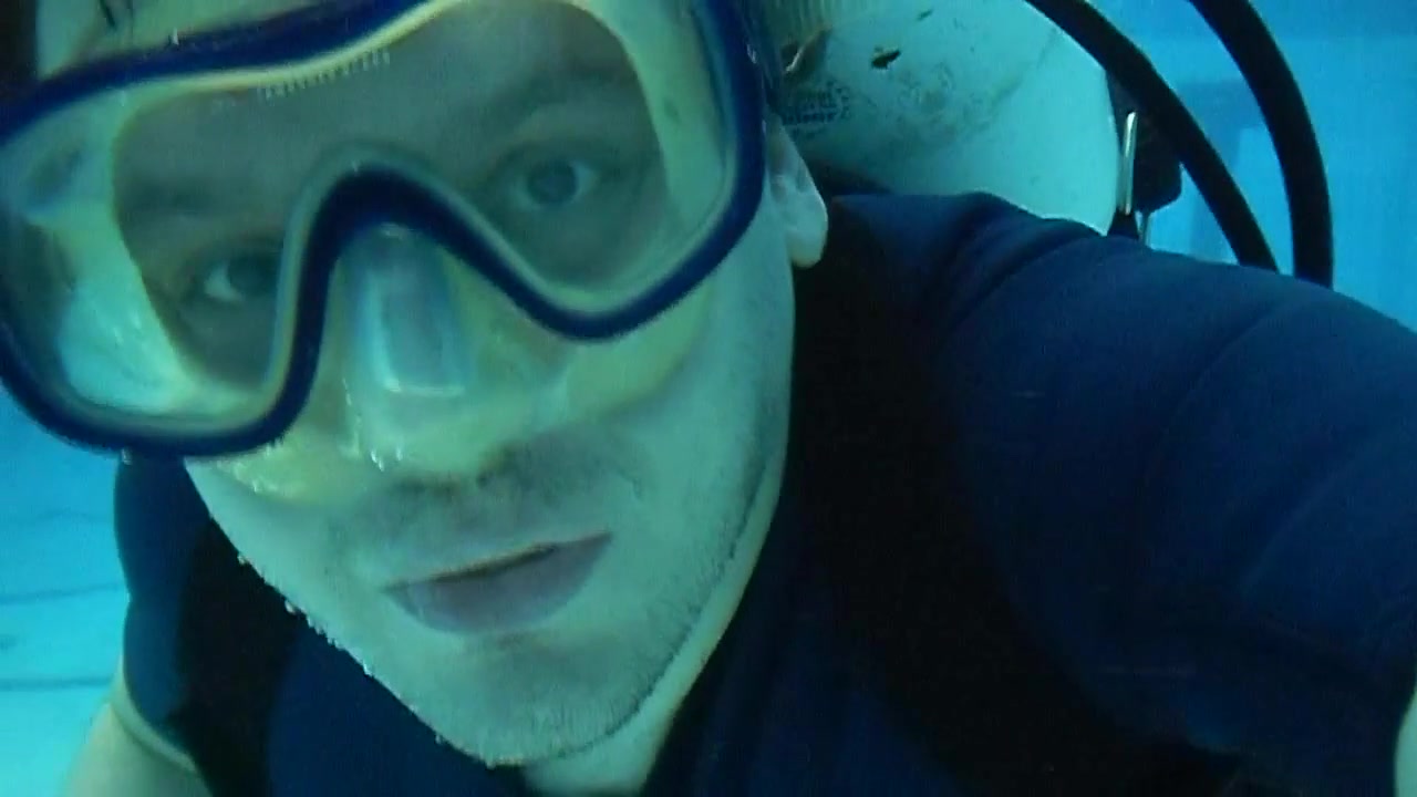 Scubadiver rips mask and reg off underwater