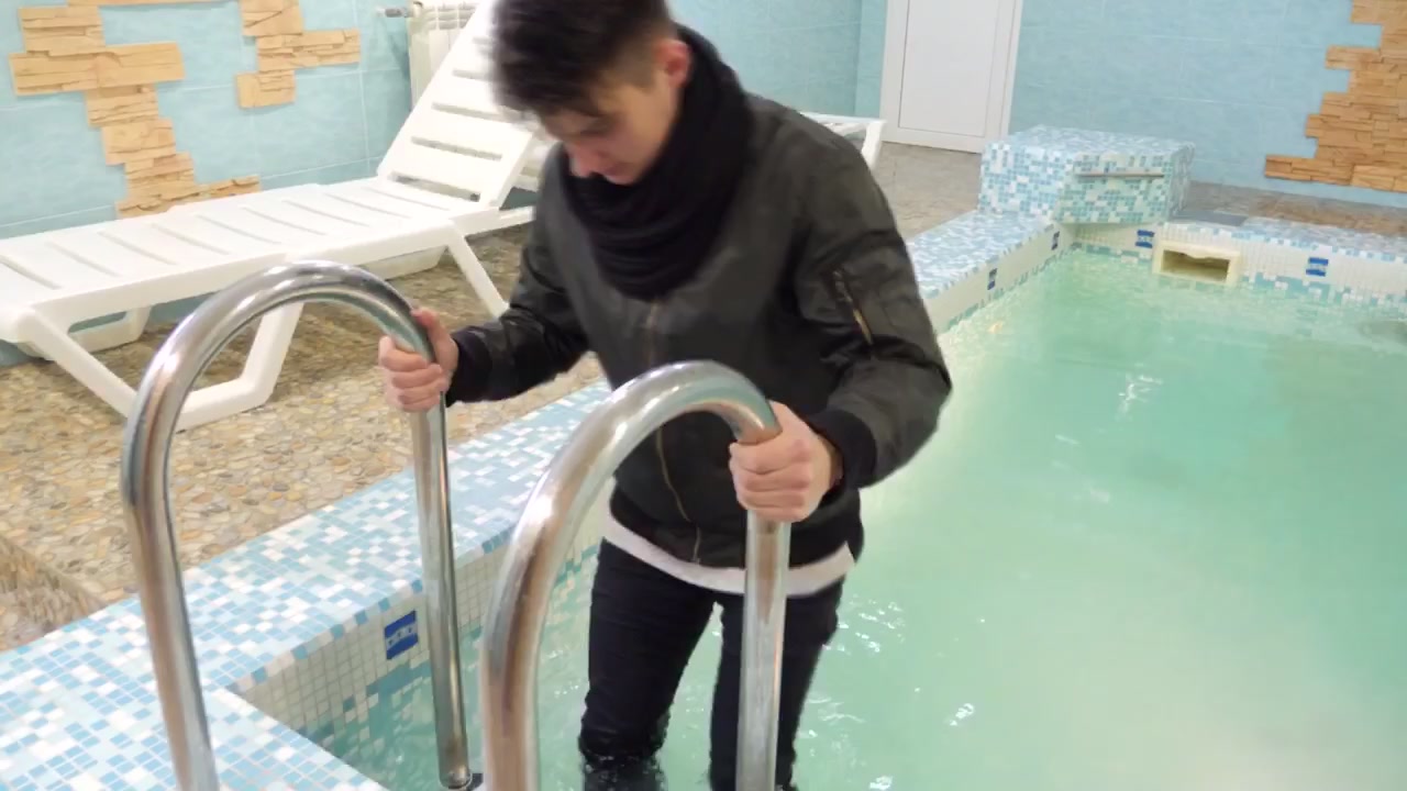 Wet clothes: fully clothed swimming in pool - ThisVid.com