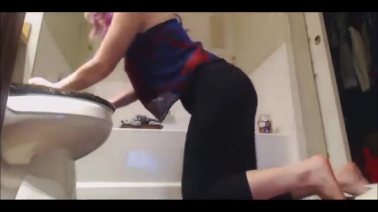 Gorgeous And Sexy Blonde Passing Gas ThisVidcom