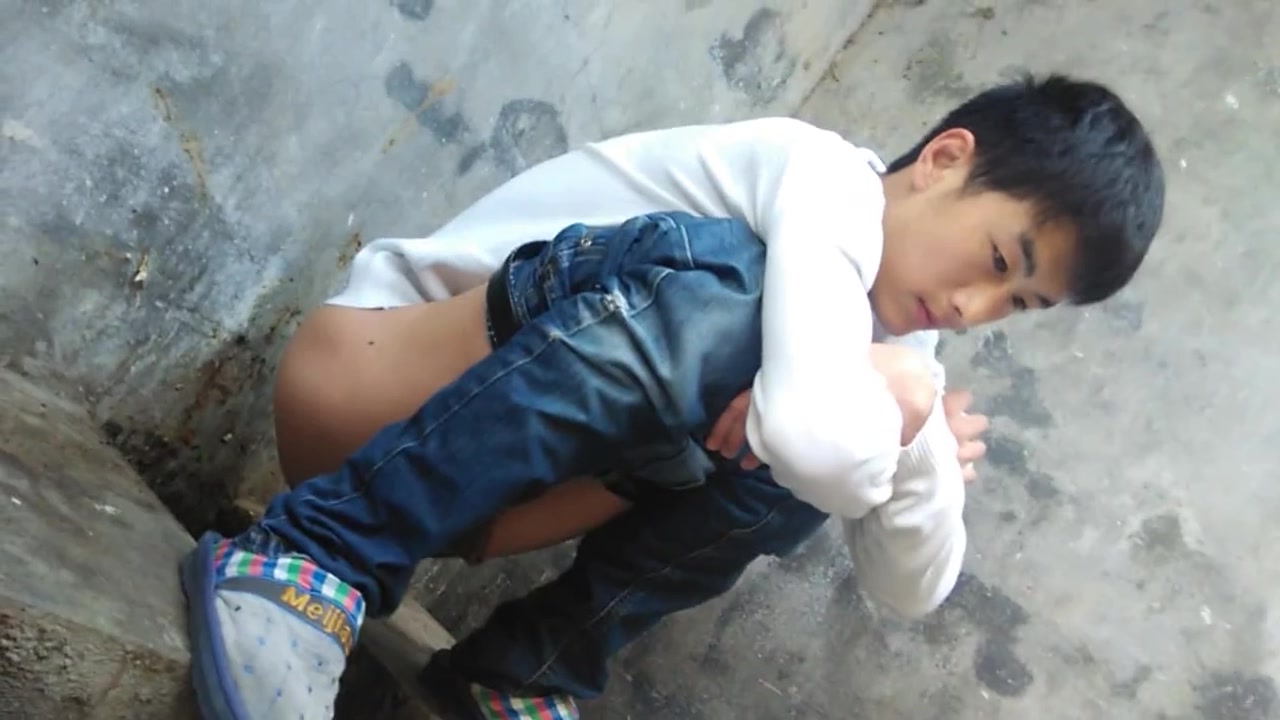 PERFECT CHINESE BOY SHITTING IN HOLE