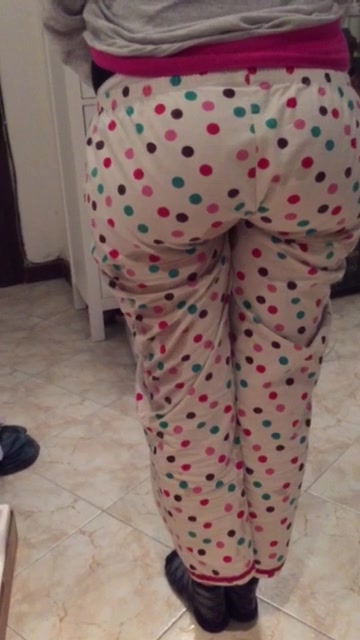 RÃ¡pido: girl peeing pajama - ThisVid.com