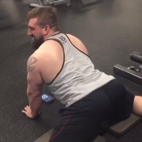 Muscle guy twerking