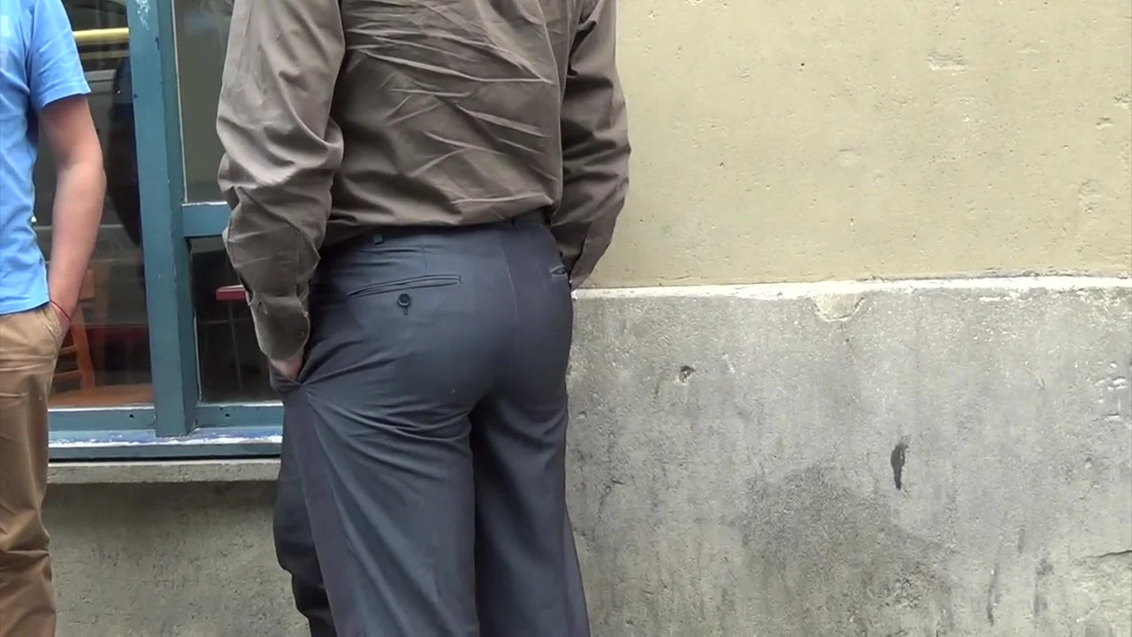 Bubble butt in grey wool trousers bilde