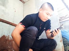 HOT CHINESE MEN SHITTING IN HOLE - video 2
