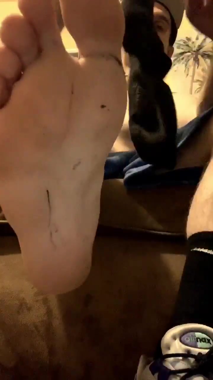 Cocky American Foot Master teases you with his feet