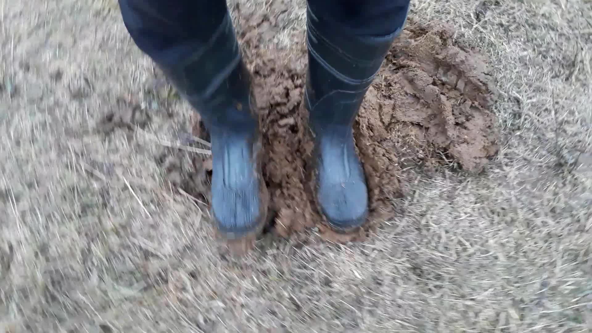 Rubber boots vs cowshit - video 12