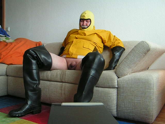 Herr Gummistiefel StinkUrin in Rubber Waders and yellow mac urinating