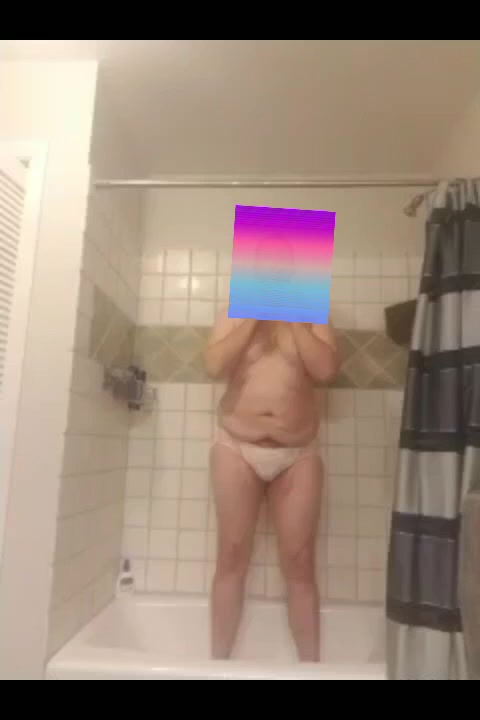 Fag pisses on himself