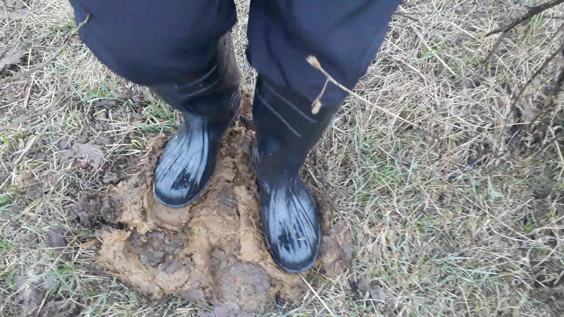 Rubber boots vs cowshit - video 13