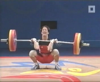 Female weight lifter makes a shit effort!