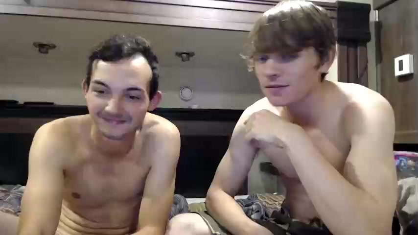 TWO GAY FRIEND VERY NEAR ON CAM