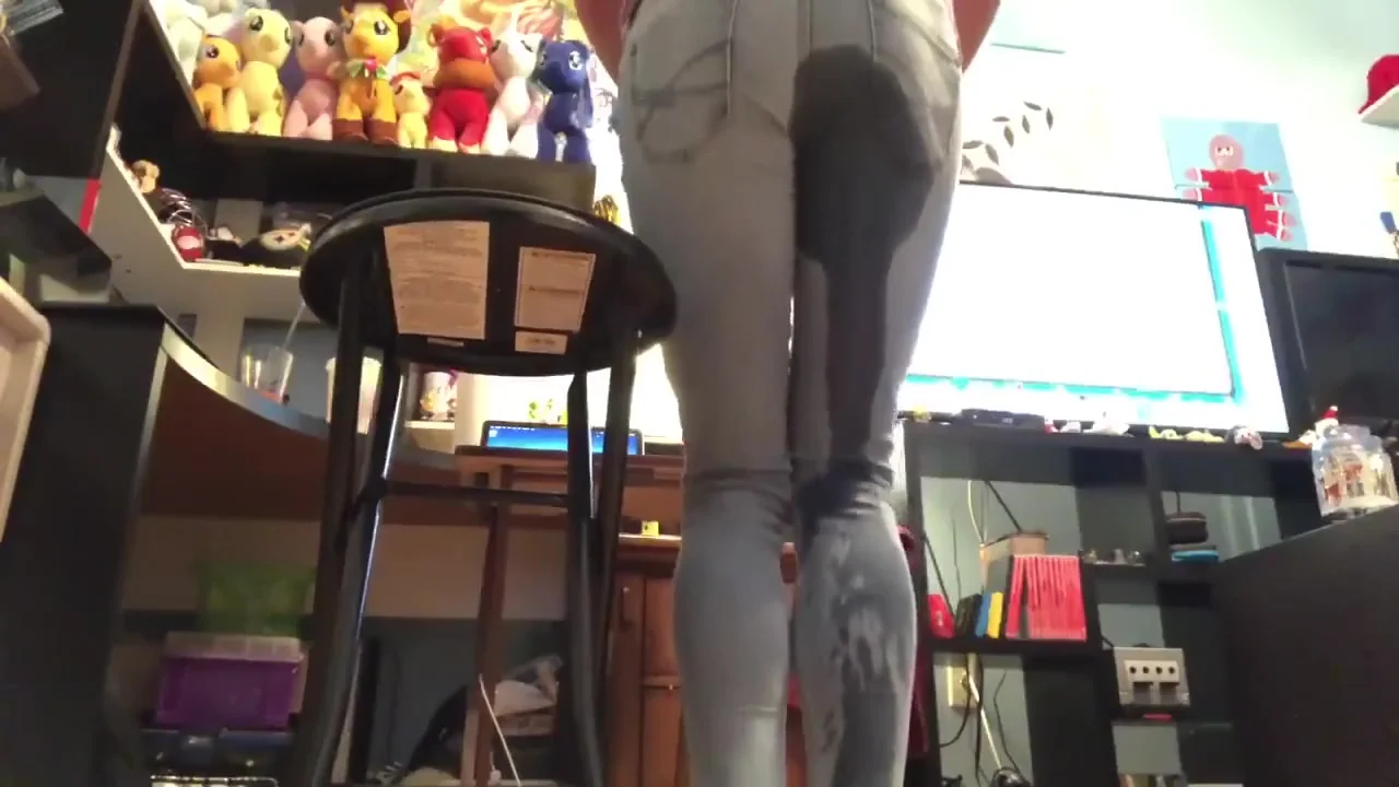 Chick Wets Pants Playing Video Games - ThisVid.com