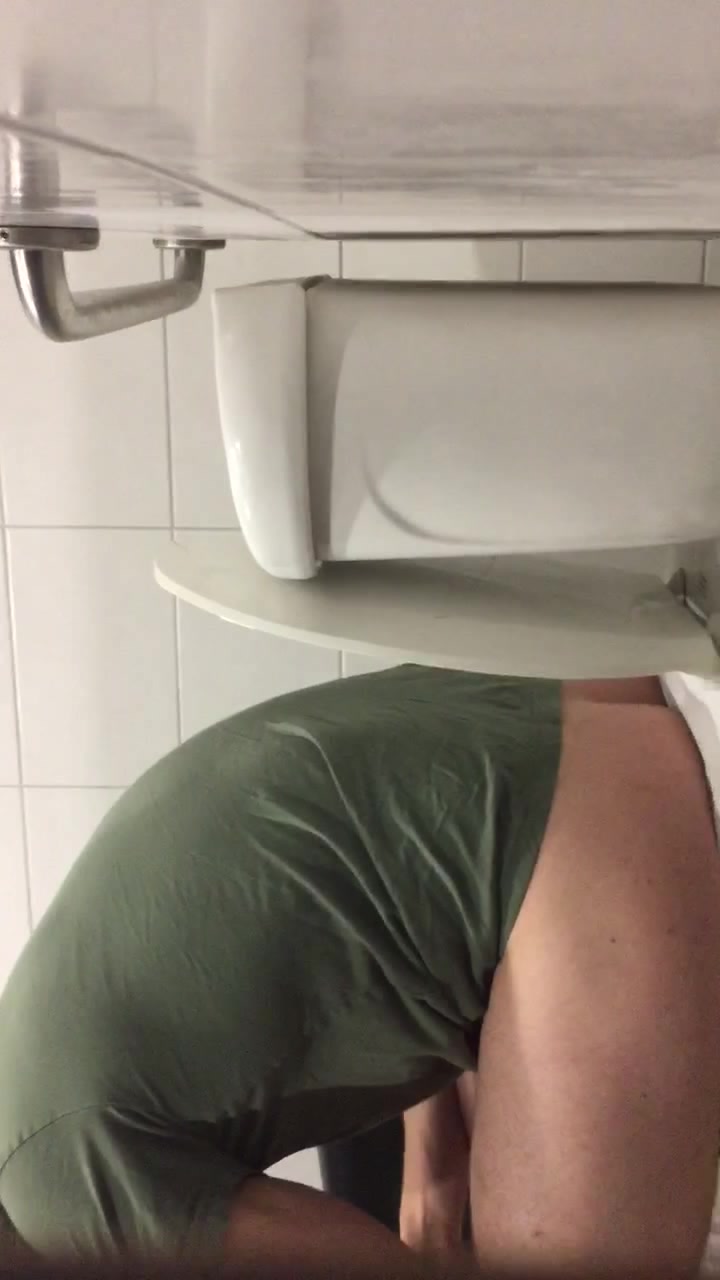 muscle dude taking a shit at the gym