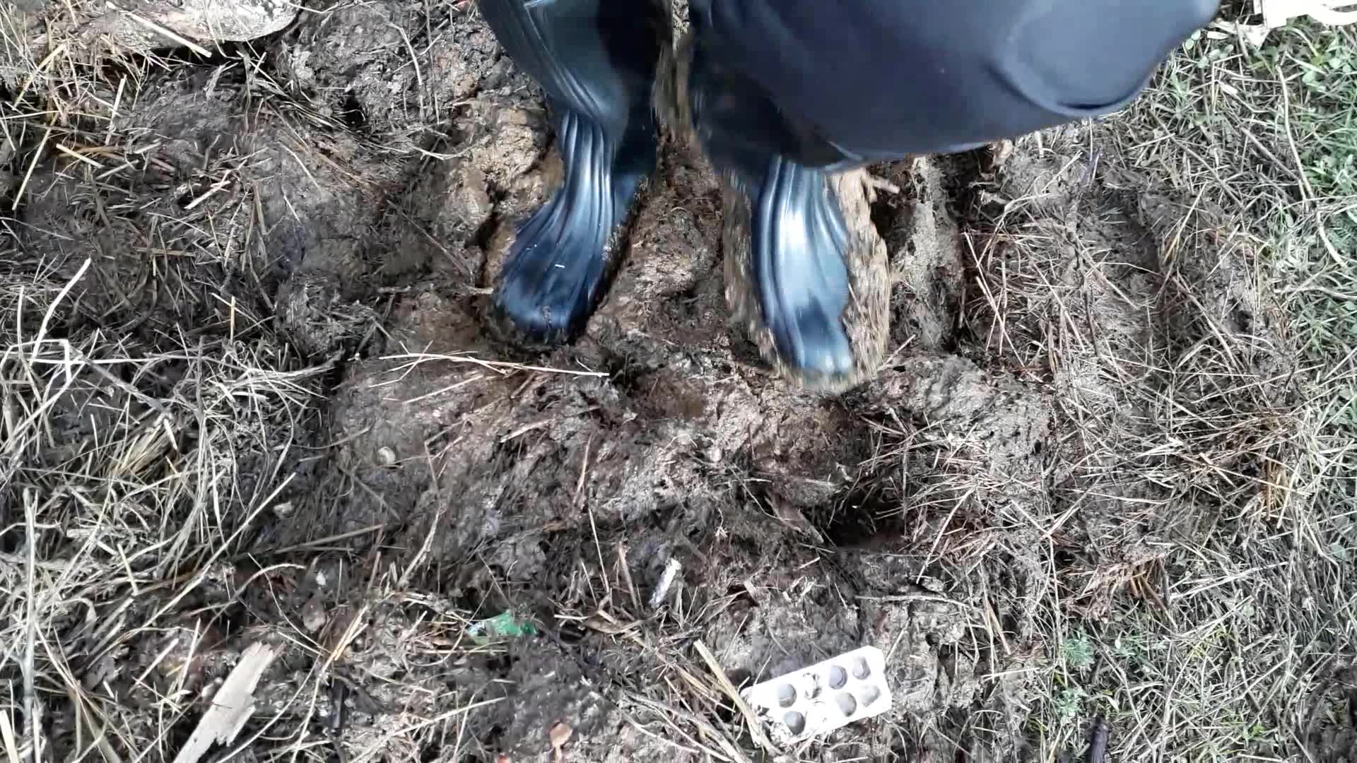 Rubber boots vs cowshit - video 17