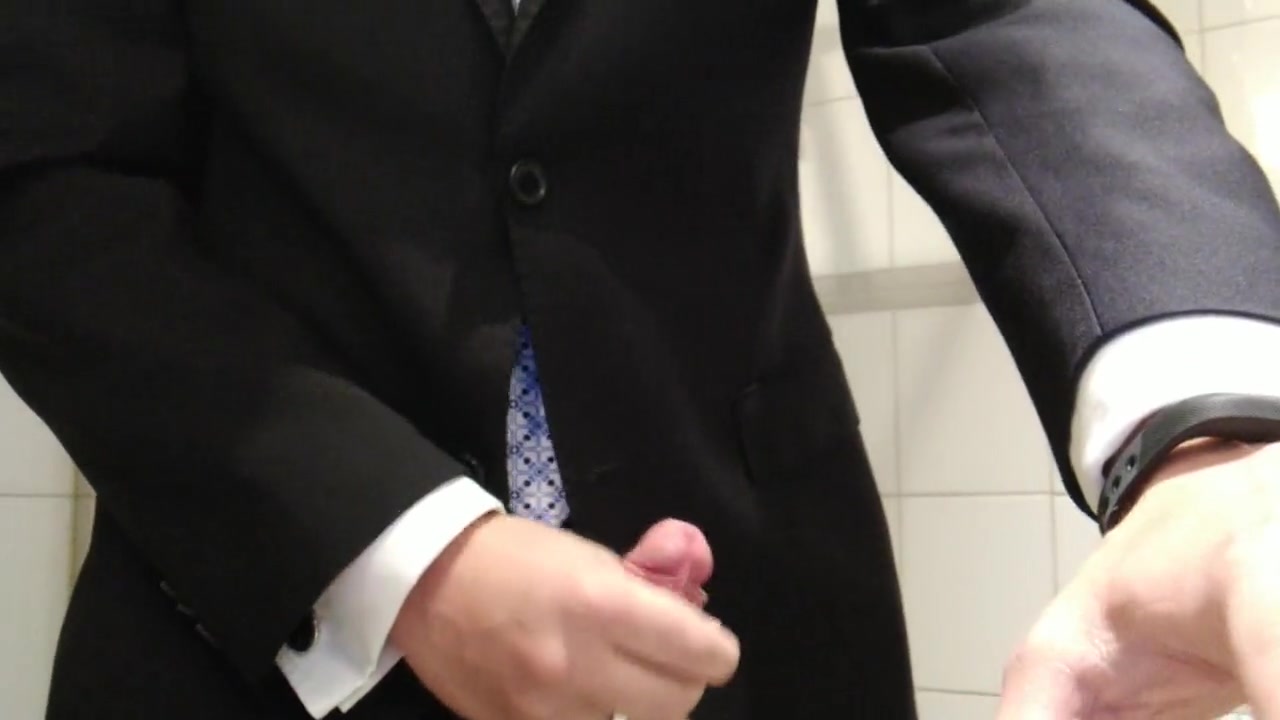 Cumming in Suit and Tie