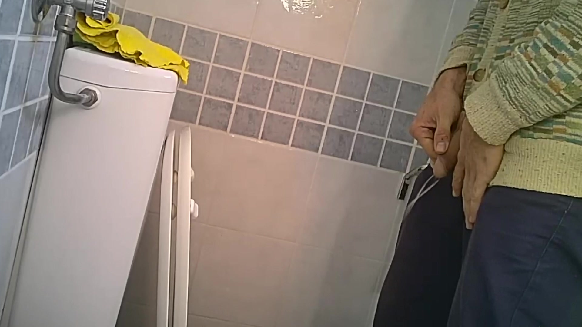 (ORIGINAL) Straight friend pissing in the toilet (First  test)