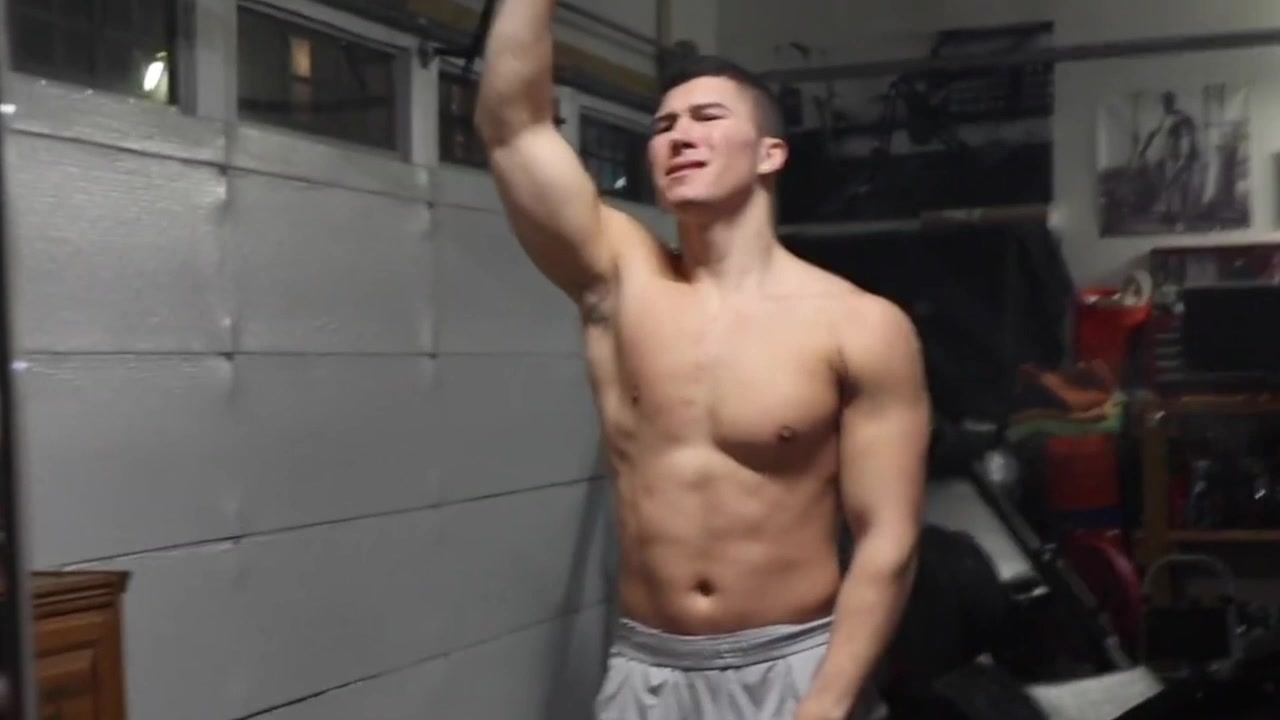 Video: Bodybuilder knows hes got bouncy titties 