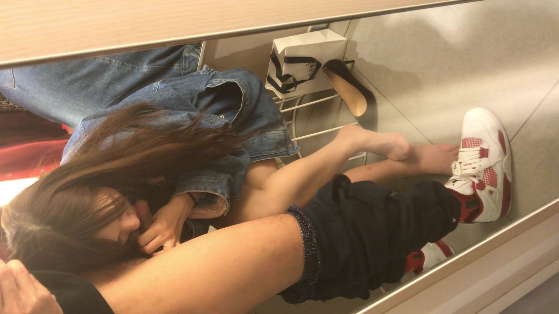 Asian girl blow job in fitting room