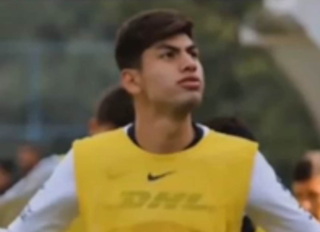 Mexican soccer twink spreads ass and beats his meat