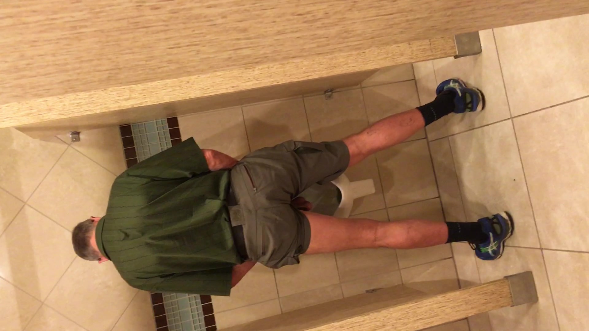 Big low hangers at the urinal (new original video)