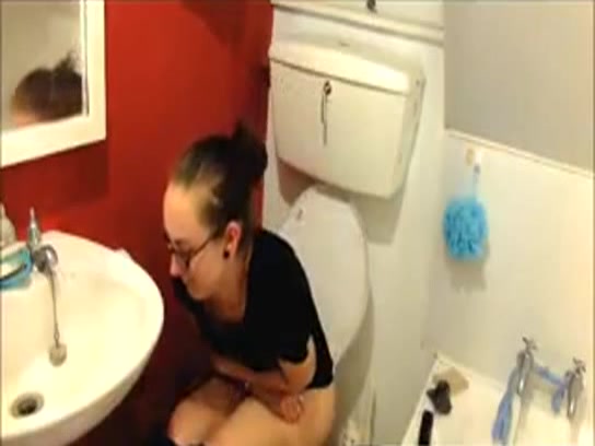 Girl pooping on the toilet - video 32