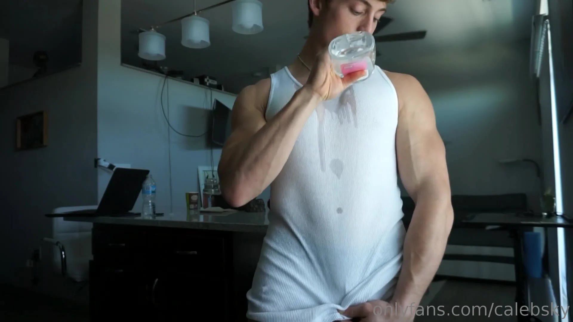 Tank Top Hot Guy Gay Porn - Muscle slut oils and tears off tank top - ThisVid.com